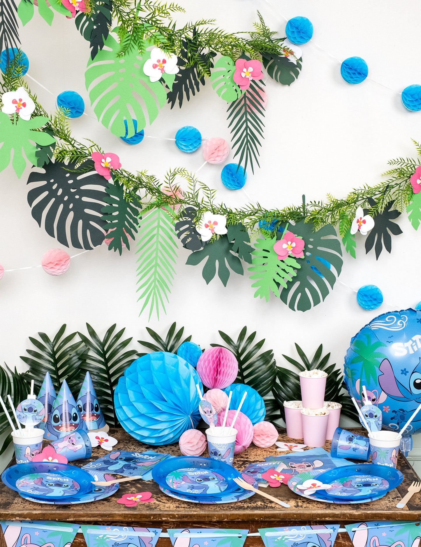 Világoskék, méhsejt papírgömbös girland 2,13 m