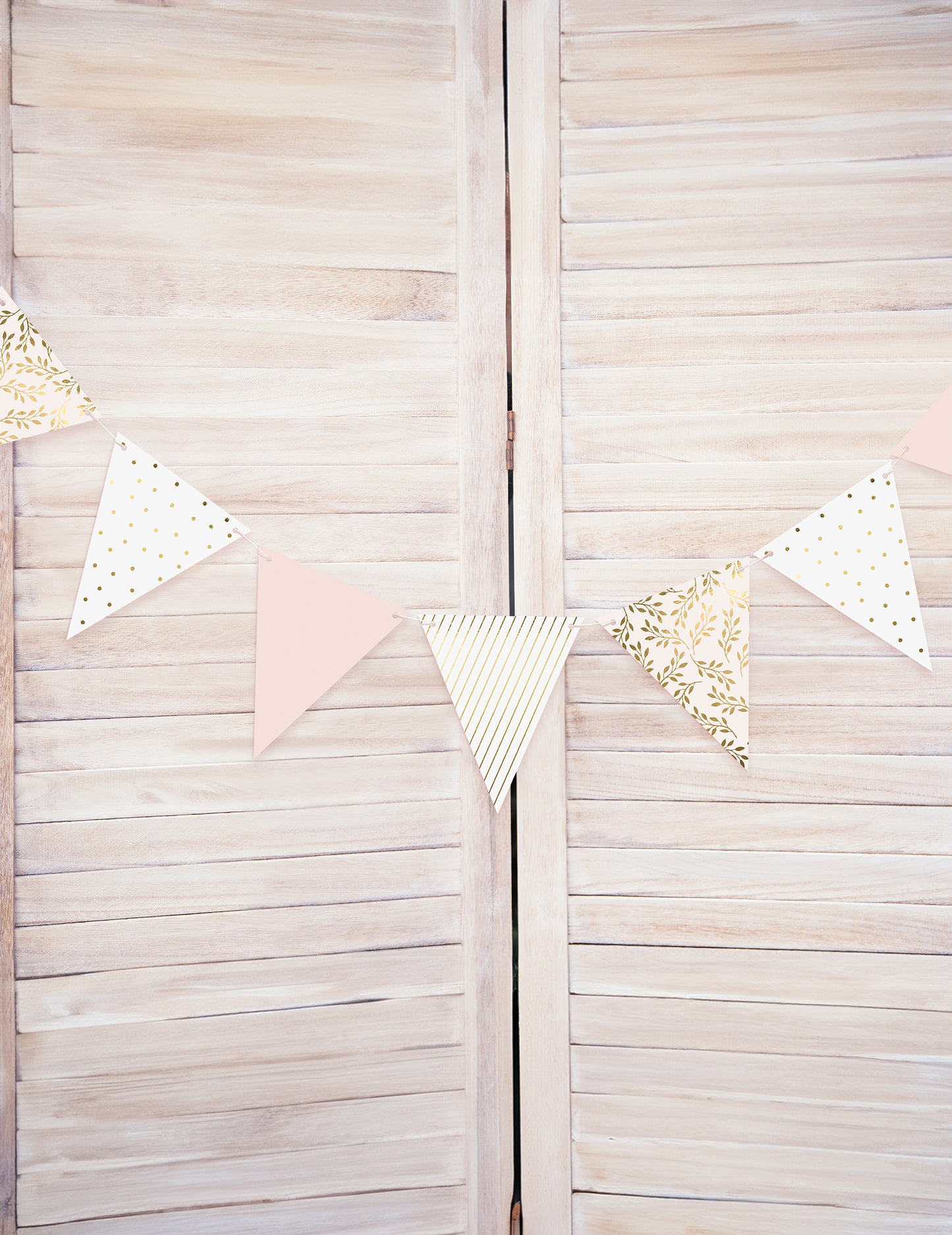 Rózsaszín és fehér kartonból készült lobogófüzér 18 x 210 cm arany mintákkal