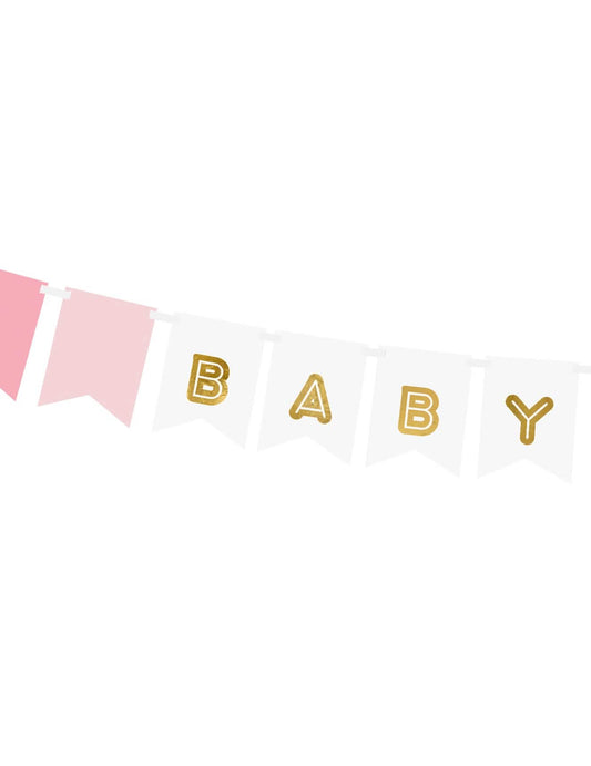 Gros plan sur les lettres dorées BABY de la guirlande en carton baby girl pour baby shower