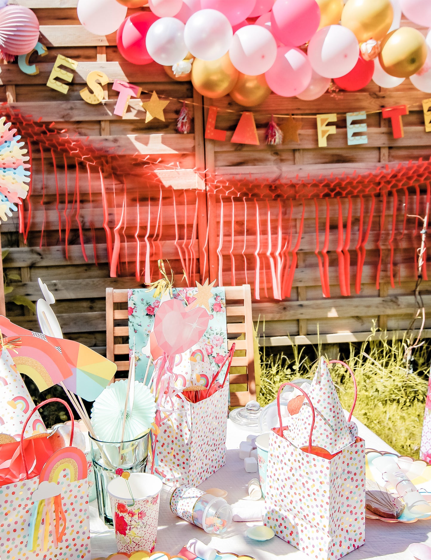 Karton füzér, bulizás, többszínű, arany csillámpor, 15 cm x 3 m születésnapra