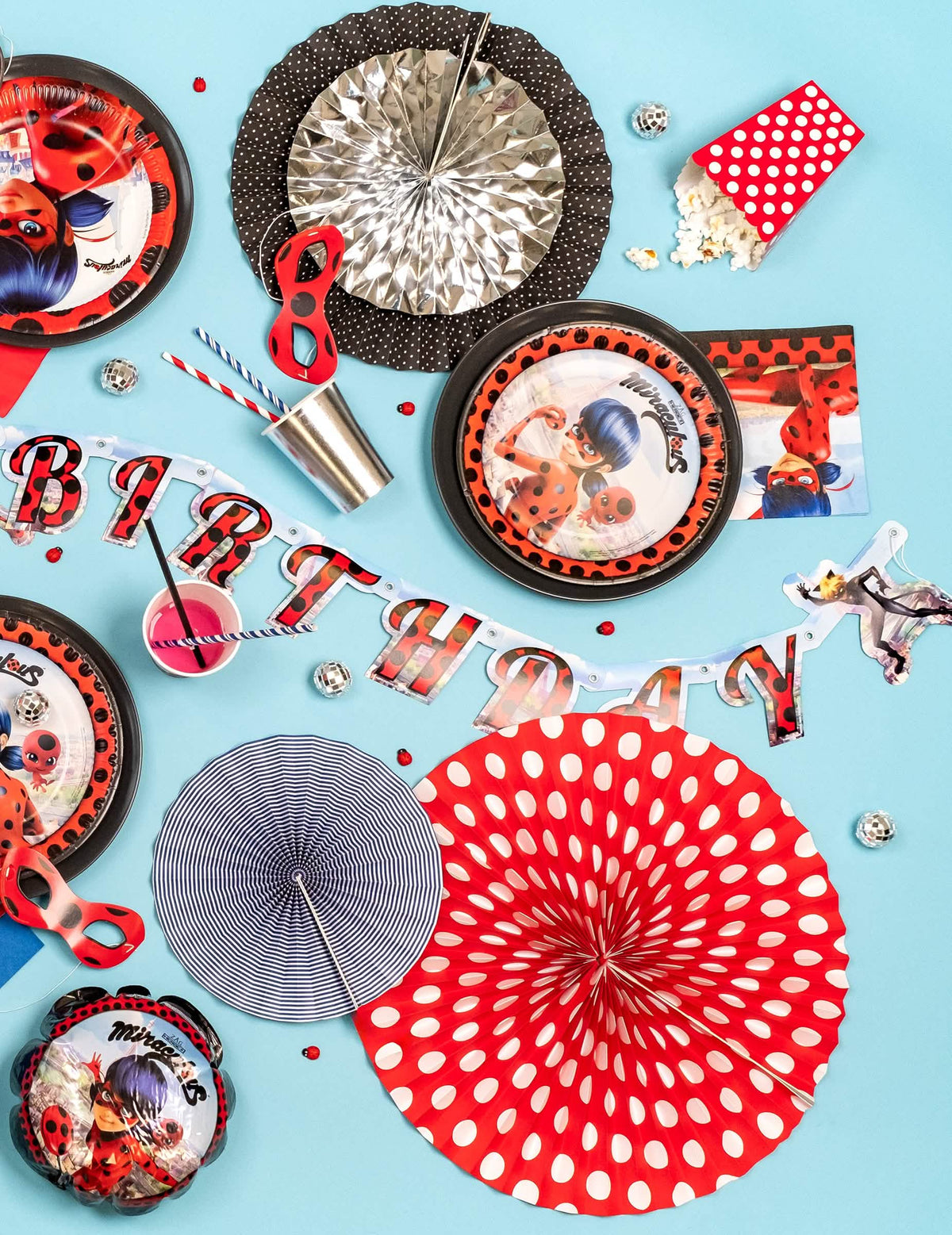 Áttekintés a Happy Birthday Ladybug karton girlandos parti dekorációról