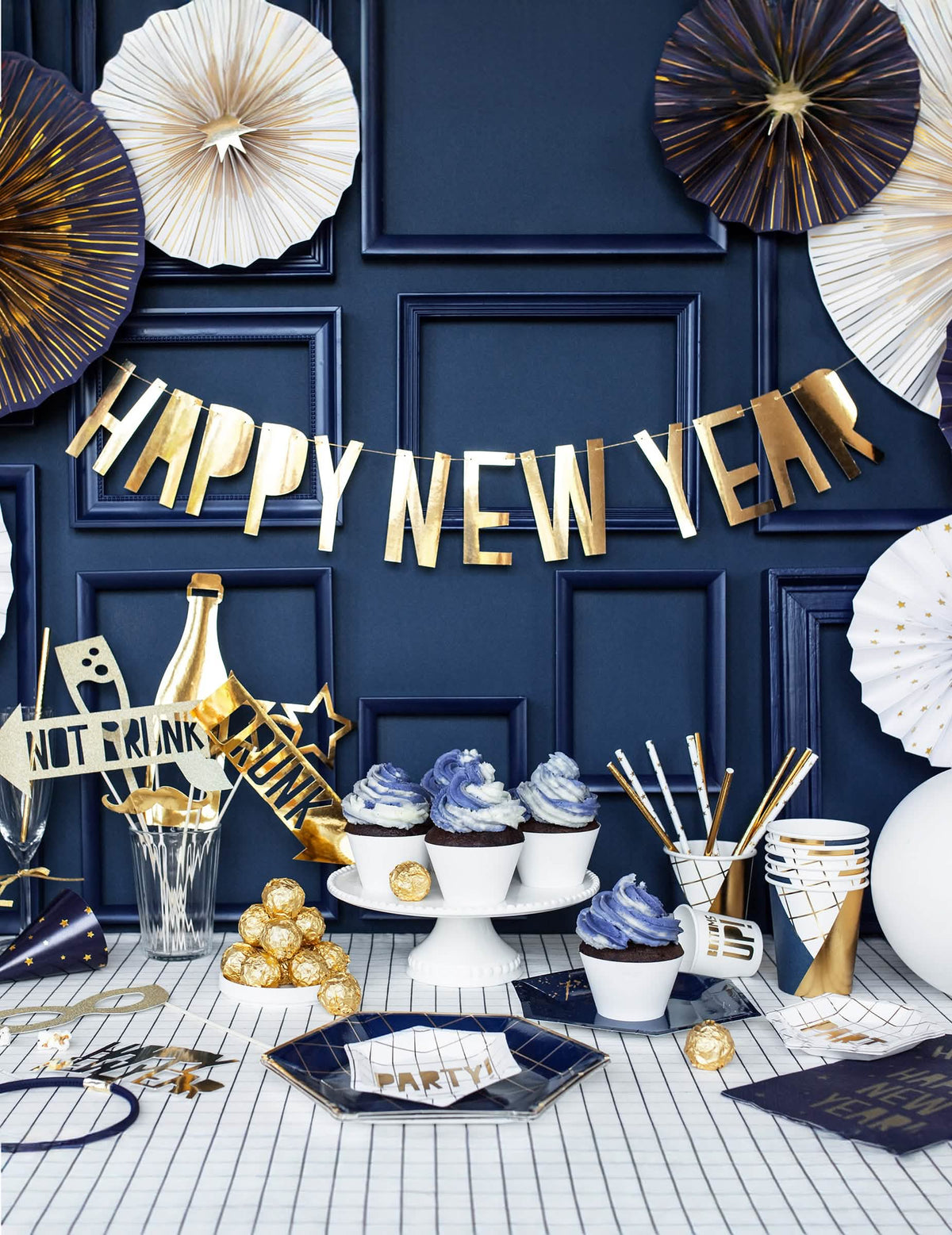 A Happy New Year karton girlandás ünnepi büféhangulat megteremtése