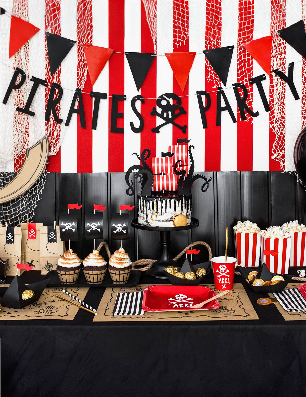 Kartonból készült Pirates Party girland egy ünnepi asztalon elhelyezve