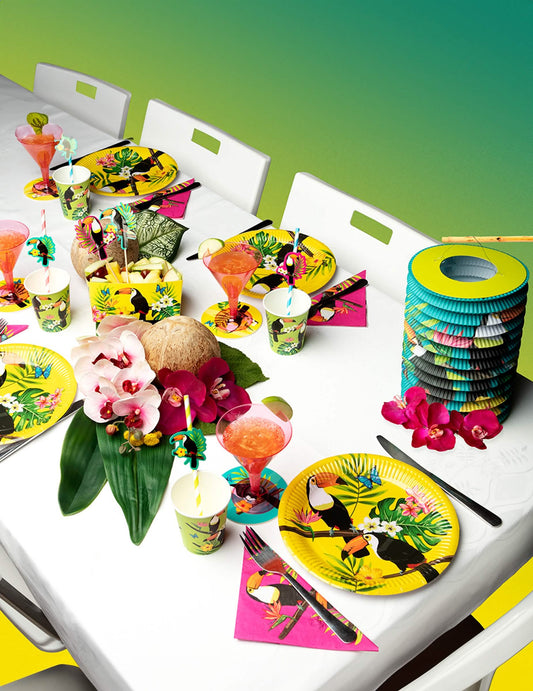 Mise en situation sur une table de fête de la guirlande en carton toucan