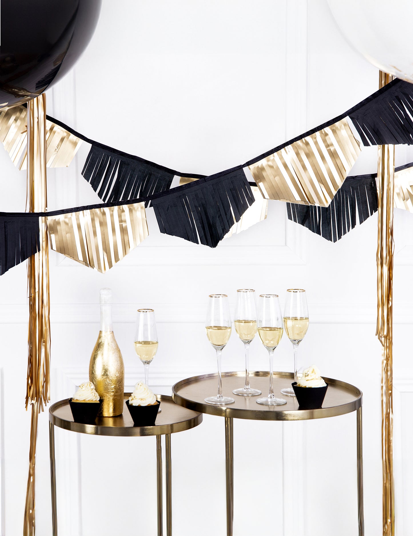 Fekete és arany rojtos papír koszorú 3 m