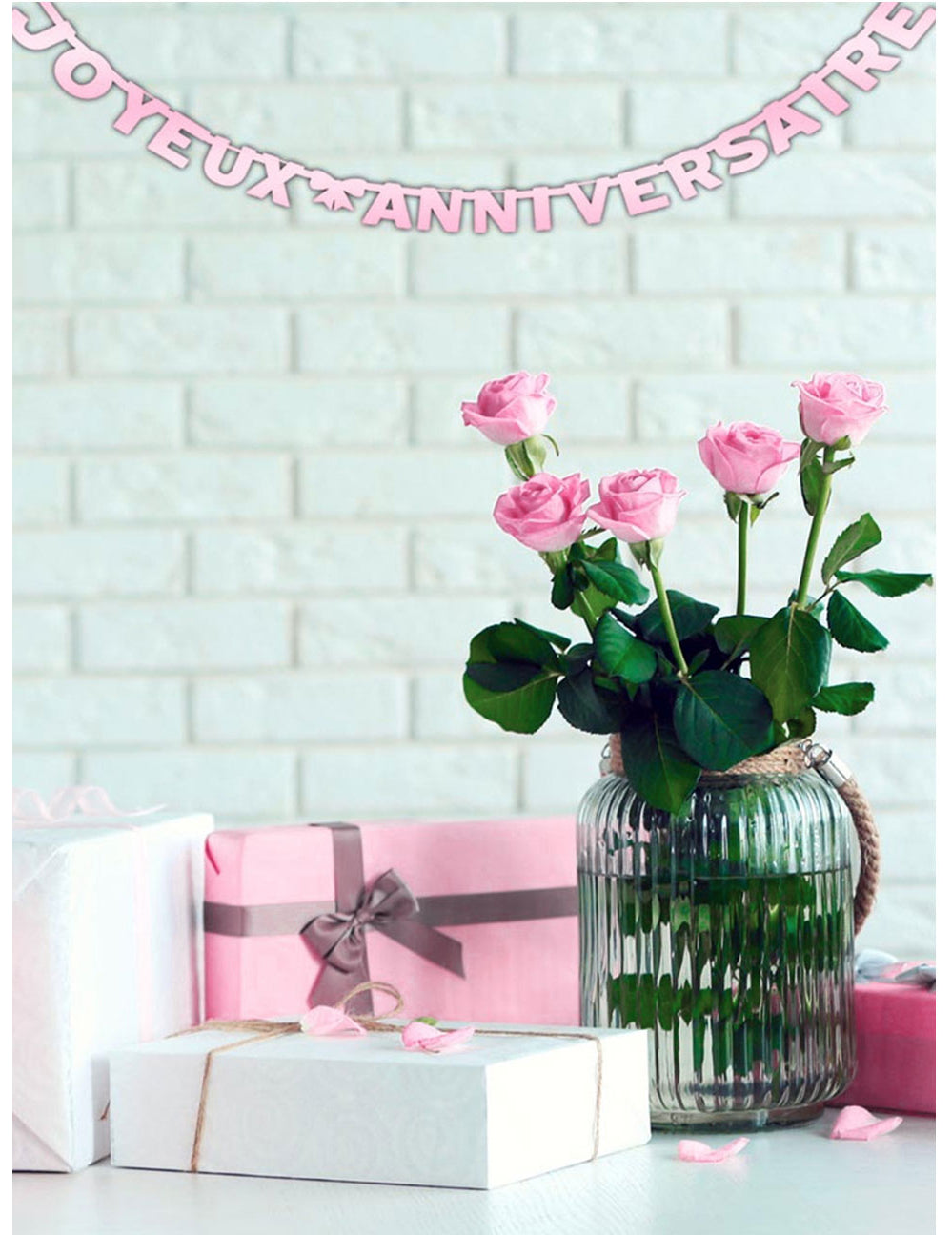 Mise en situation de la guirlande Joyeux Anniversaire rose