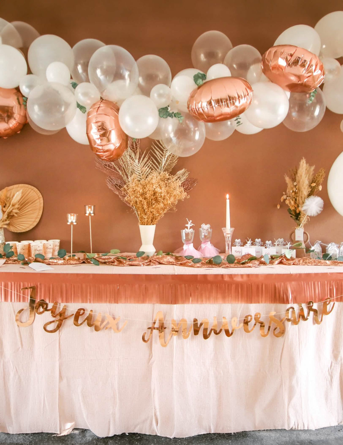 Elhelyezés egy parti asztalon a Joyeux születésnap rose gold ünnepi girlandának