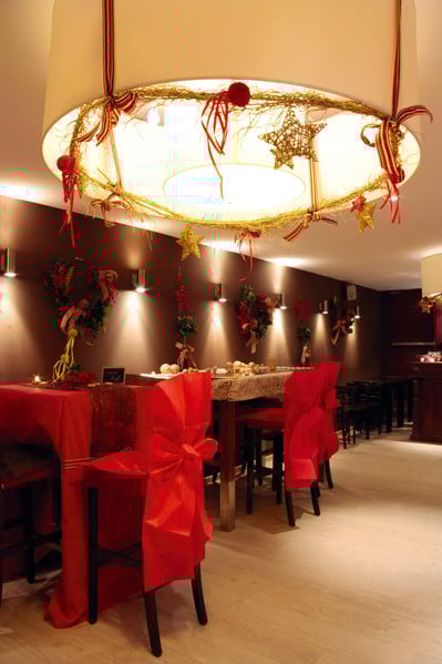 10 prémium piros székhuzat 50 x 95 cm nem szőtt szövet szalagokkal