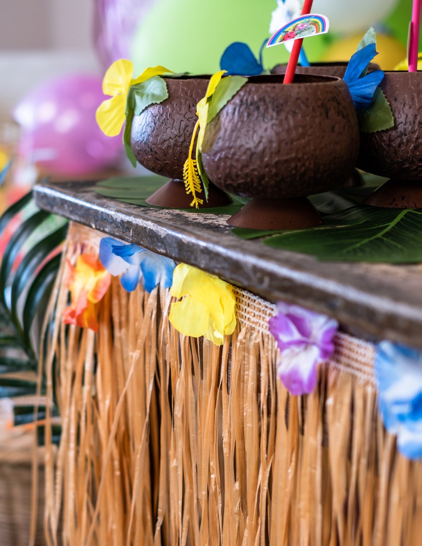 Kókusz poharak és egzotikus virágok a Hawái asztalterítőn