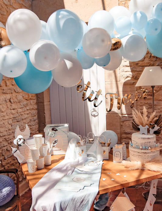 Mise en situation avec décoration de table du Kit arche de 57 ballons bleue et blanche pour baby shower