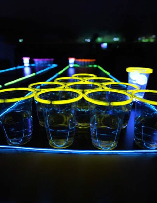 Közelről a világító beer pong parti készlet sárga poharai