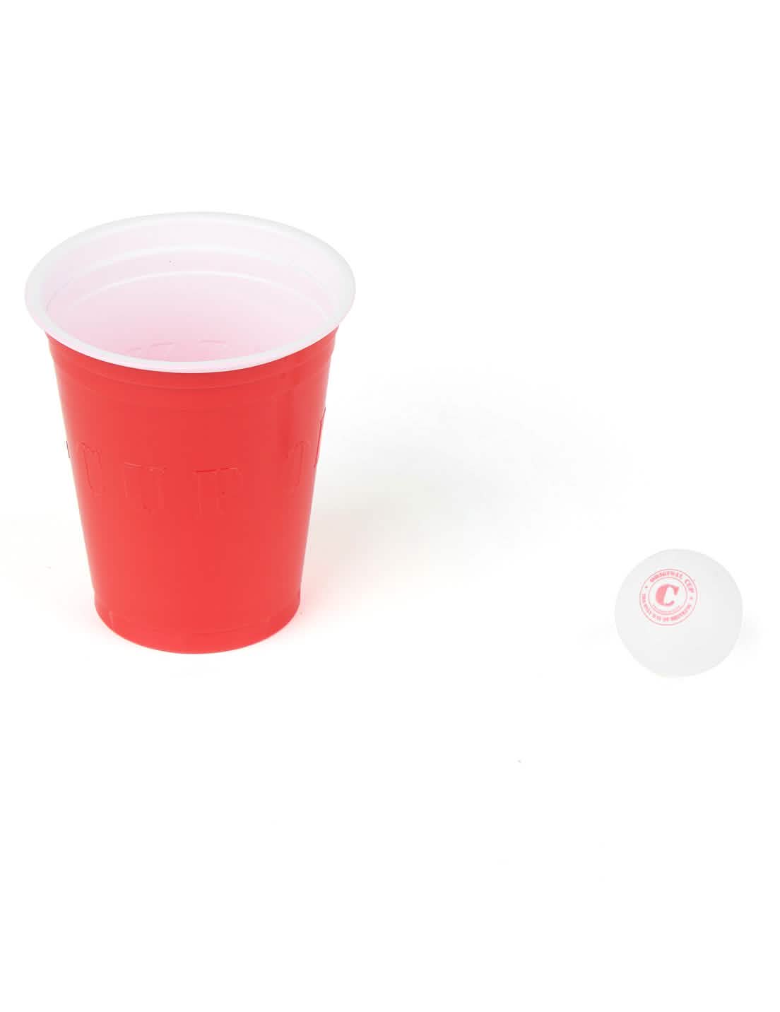 Egy felnőtt teljes beer pong készlet poharának és labdájának részlete