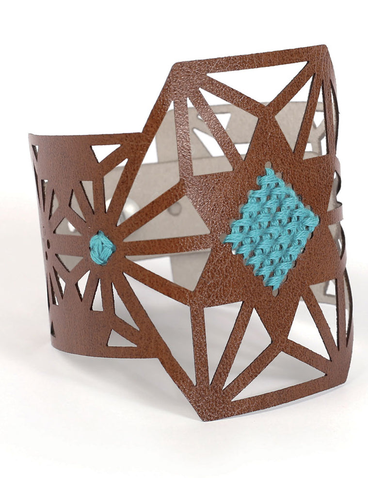 Barna bőr, csillag mintás hímzett karkötő készlet türkiz pamuttal