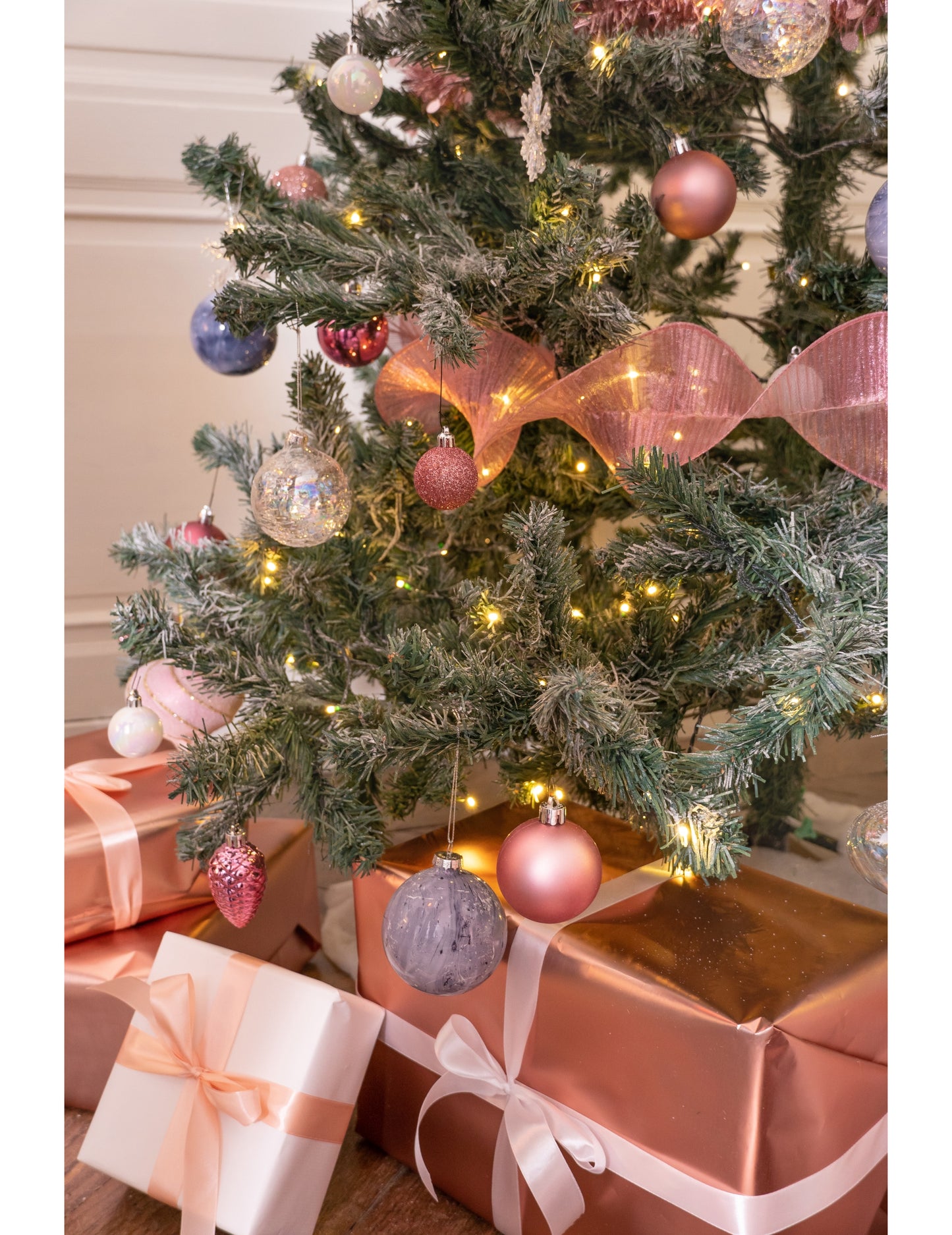 18 darabos rozéarany karácsonyfadísz készlet csillagokkal