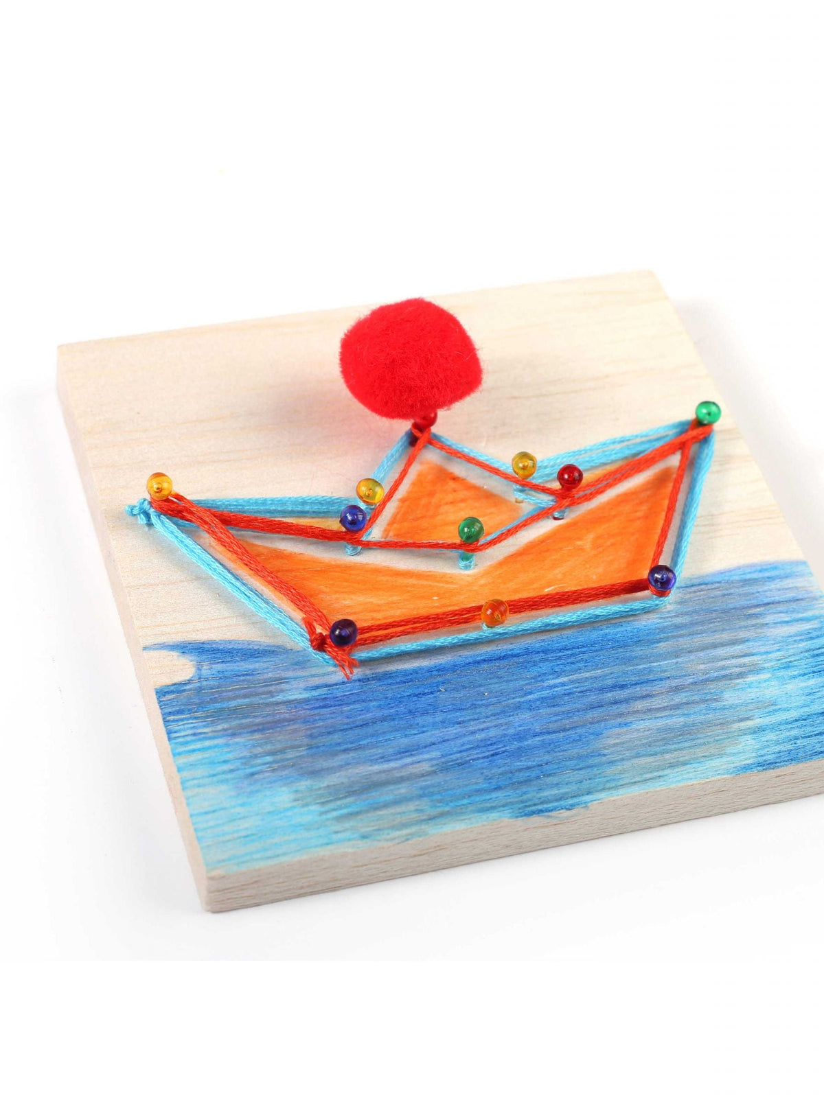Exemple de tableau terminé d'un bateau du kit string art junior thème mer