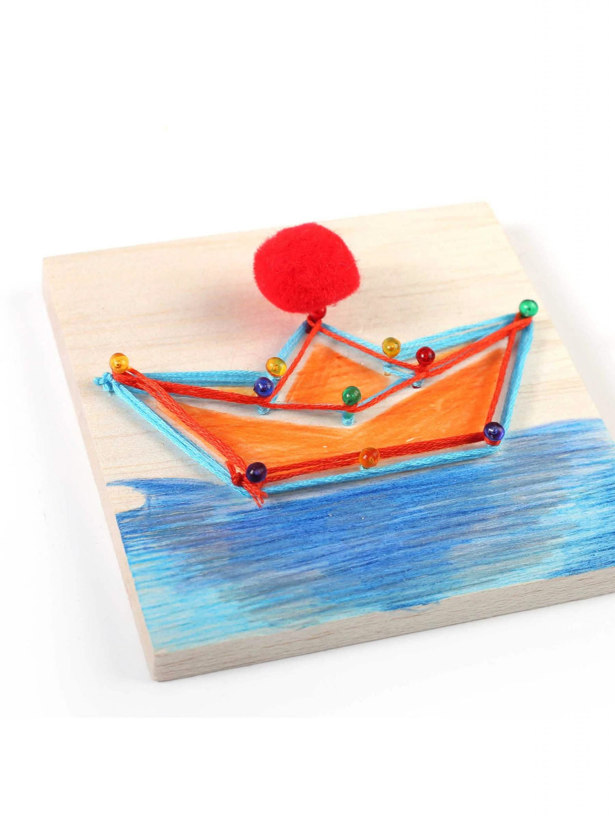 Egy junior string art készletből készült, tengeri témájú hajó kész táblaképe