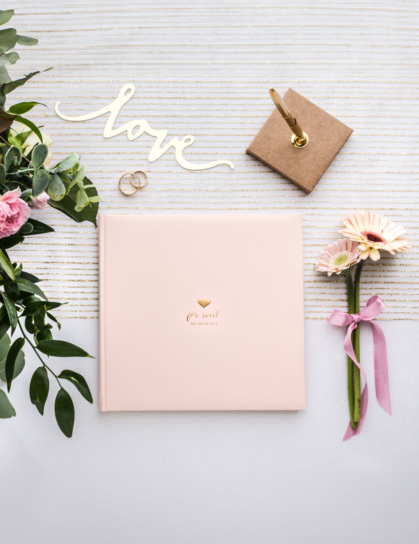 Púderrózsaszín és arany vendégkönyv, 20,5 x 20,5 cm cm 22 oldalas romantikus esküvő