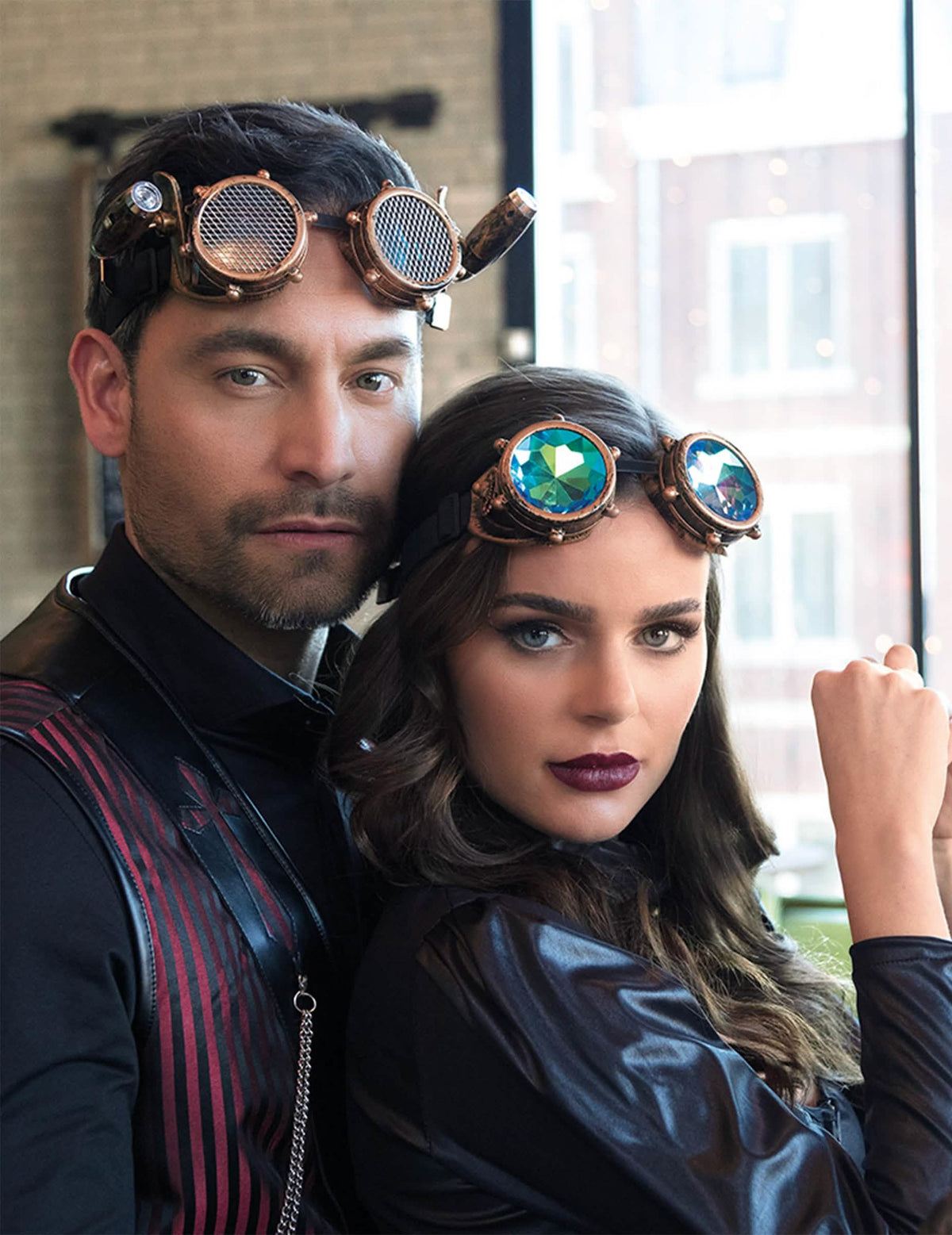 Szituáció egy pár által, steampunk szemüvegek felnőtt számára