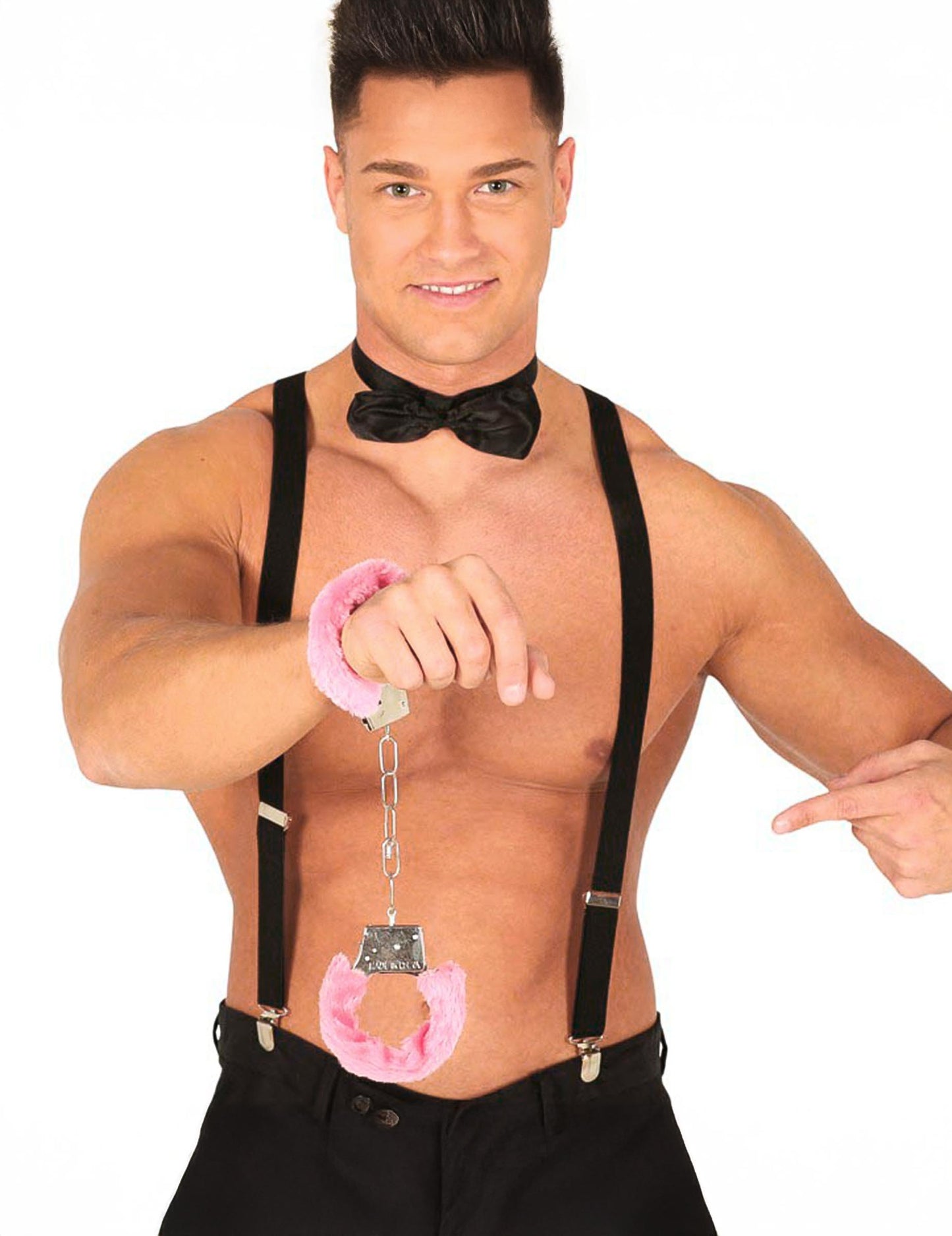 A rózsaszín felnőtt prémes bilincsek viselése férfi által, aki felfüggesztőket visel