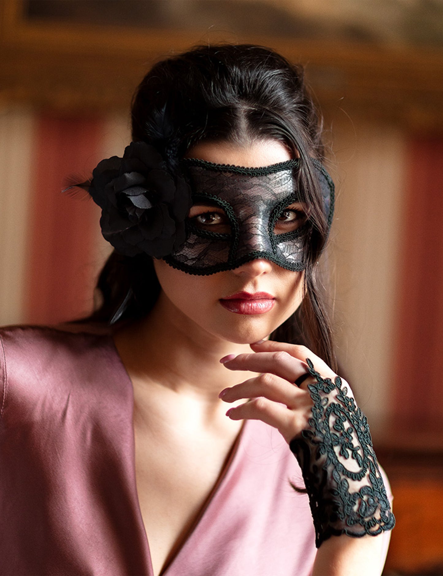 Vue portée des mitaines en dentelle pour femme noire