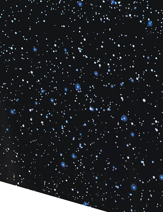 Gros plan sur le motif ciel étoilé de la nappe en plastique espace pour anniversaire