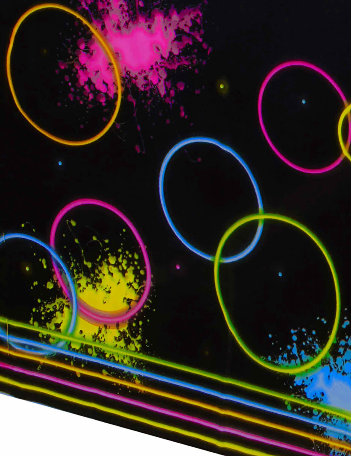 Közelkép a fekete Glow Party műanyag asztalterítő neon köreiről és foltjairól