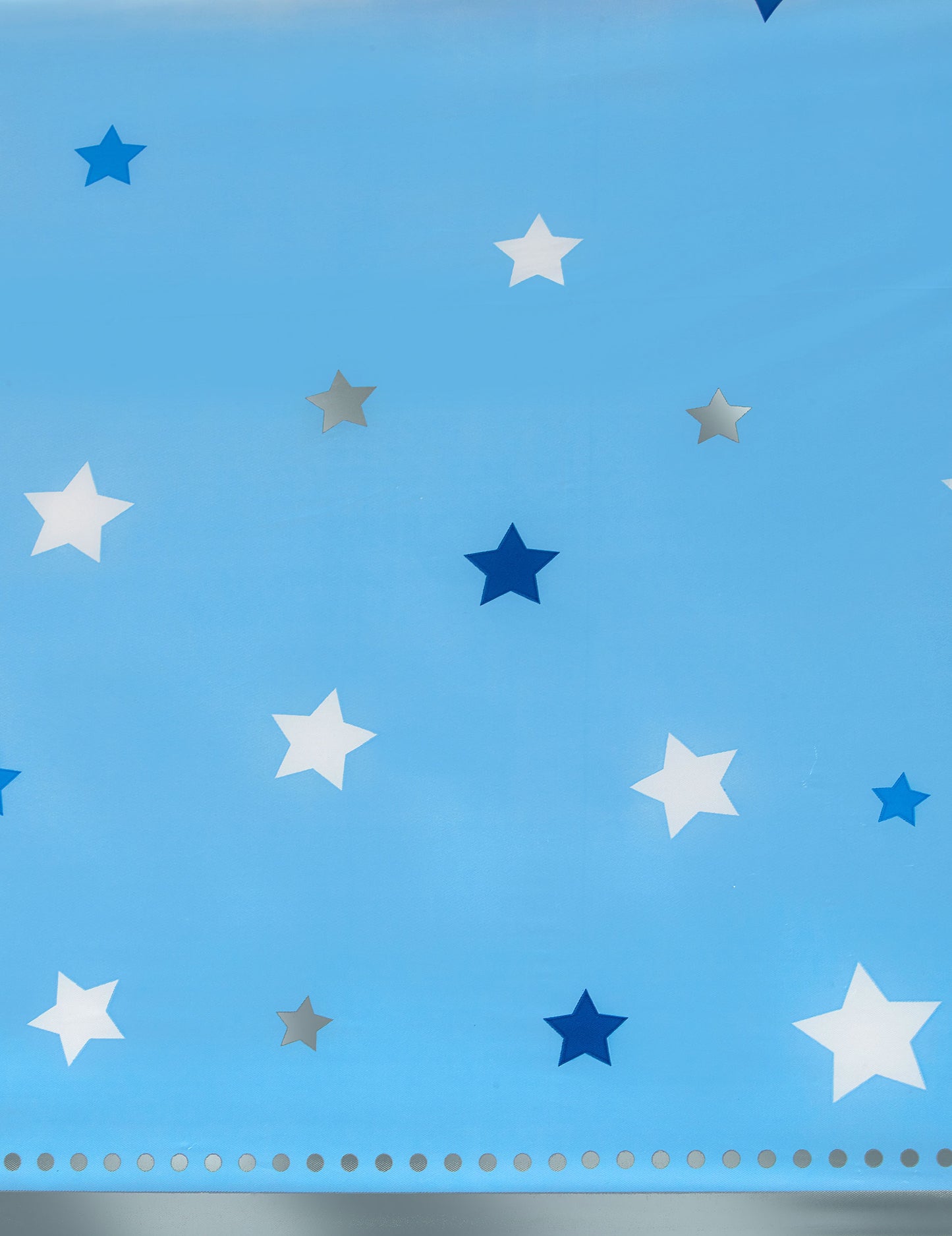 Gros plan sur le motif à étoiles de la nappe en plastique One Little Star