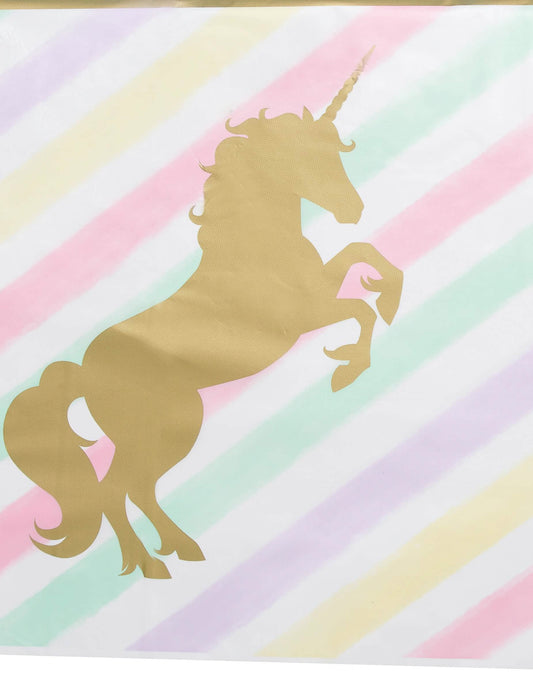 Détail du motif de licorne dorée de la nappe en plastique licorne