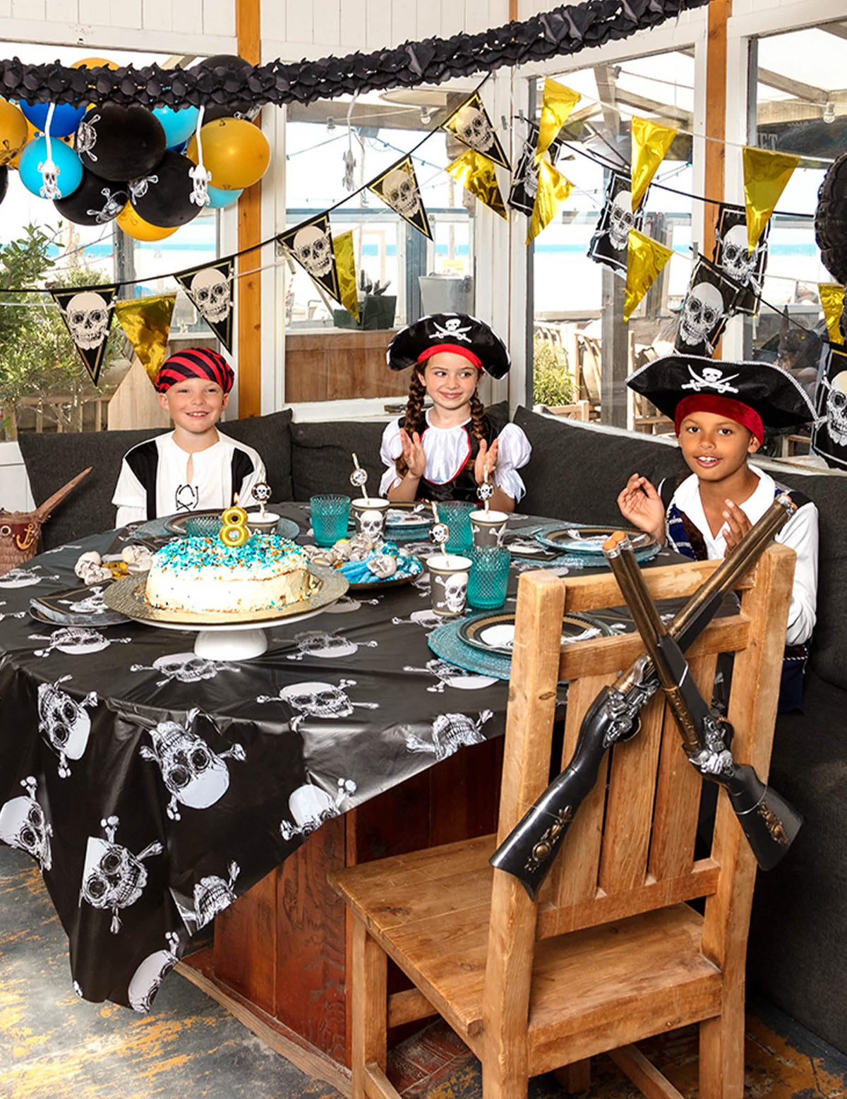 születésnapi díszlet Pirate Jolly Roger műanyag terítővel