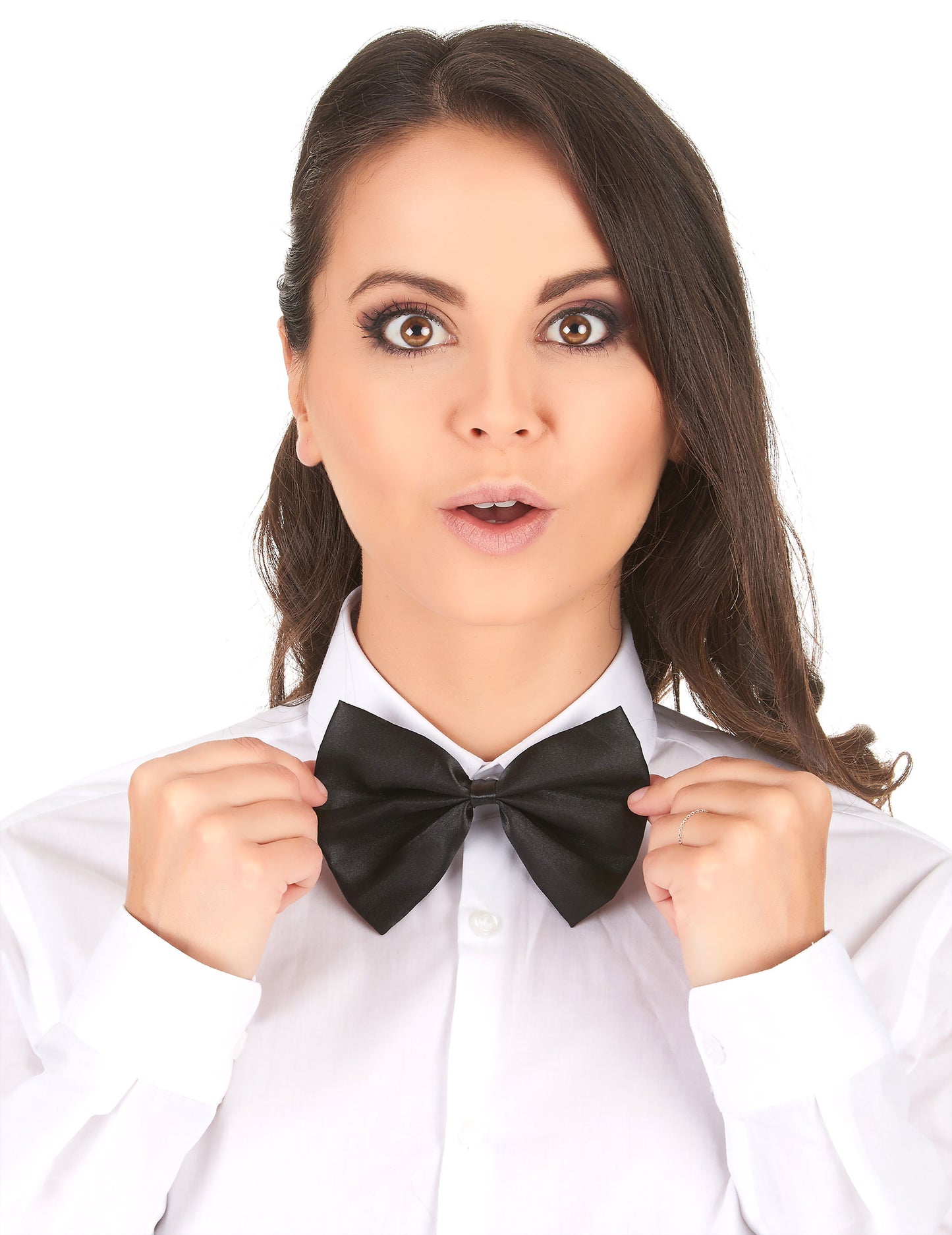 Közelkép a felnőtt fekete selyem csokornyakkendő viseléséről