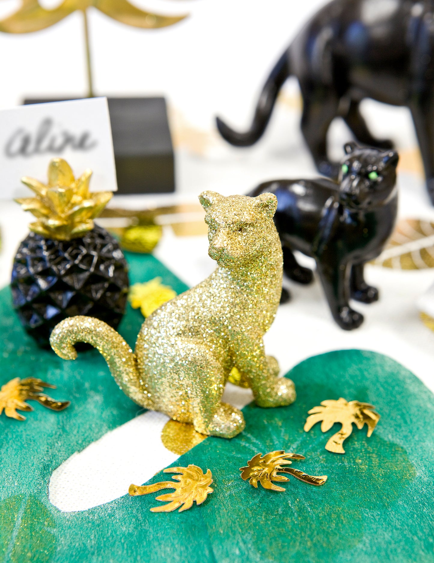 Ülő párduc aranyozott gyantában 6 cm flitteres