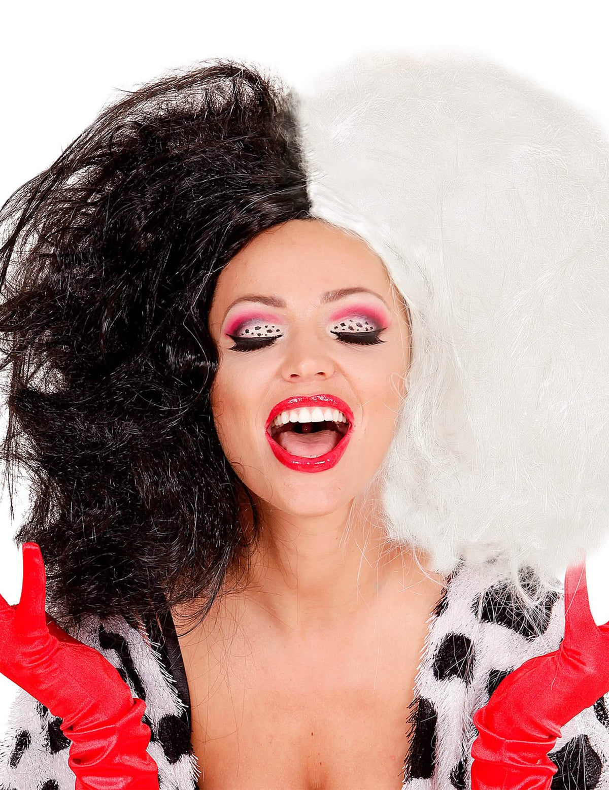 Közeli kép a hosszú Cruella parókáról