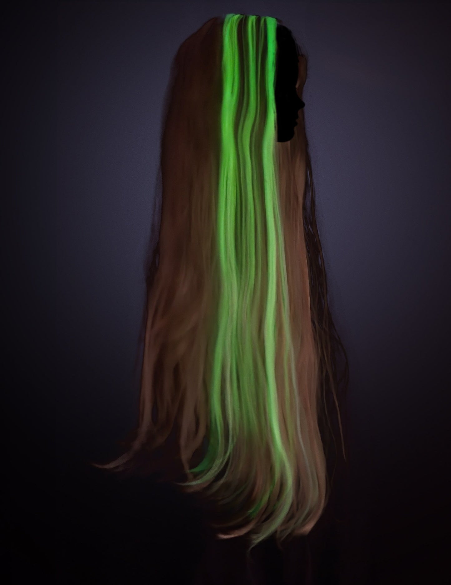 A Rapunzel™ hercegnő világító parókájának zöld fényhatása sötétben