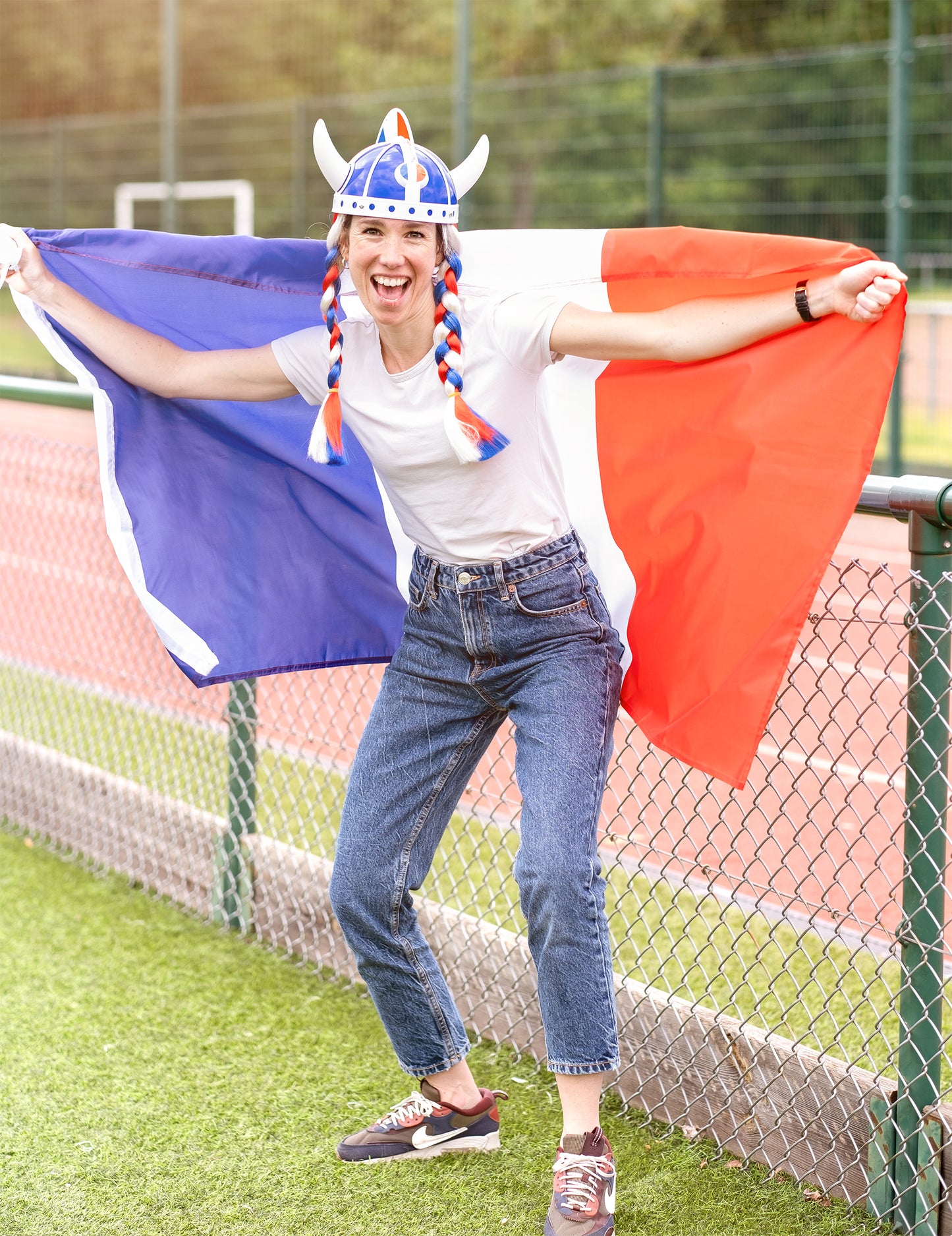 Kék, fehér, piros zsinór paróka