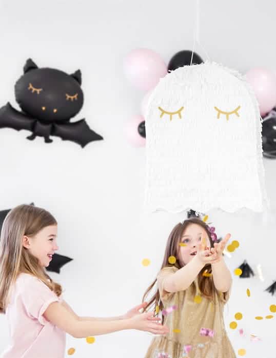Gyerekekkel készült jelenet a halloween-i szellem piñatával