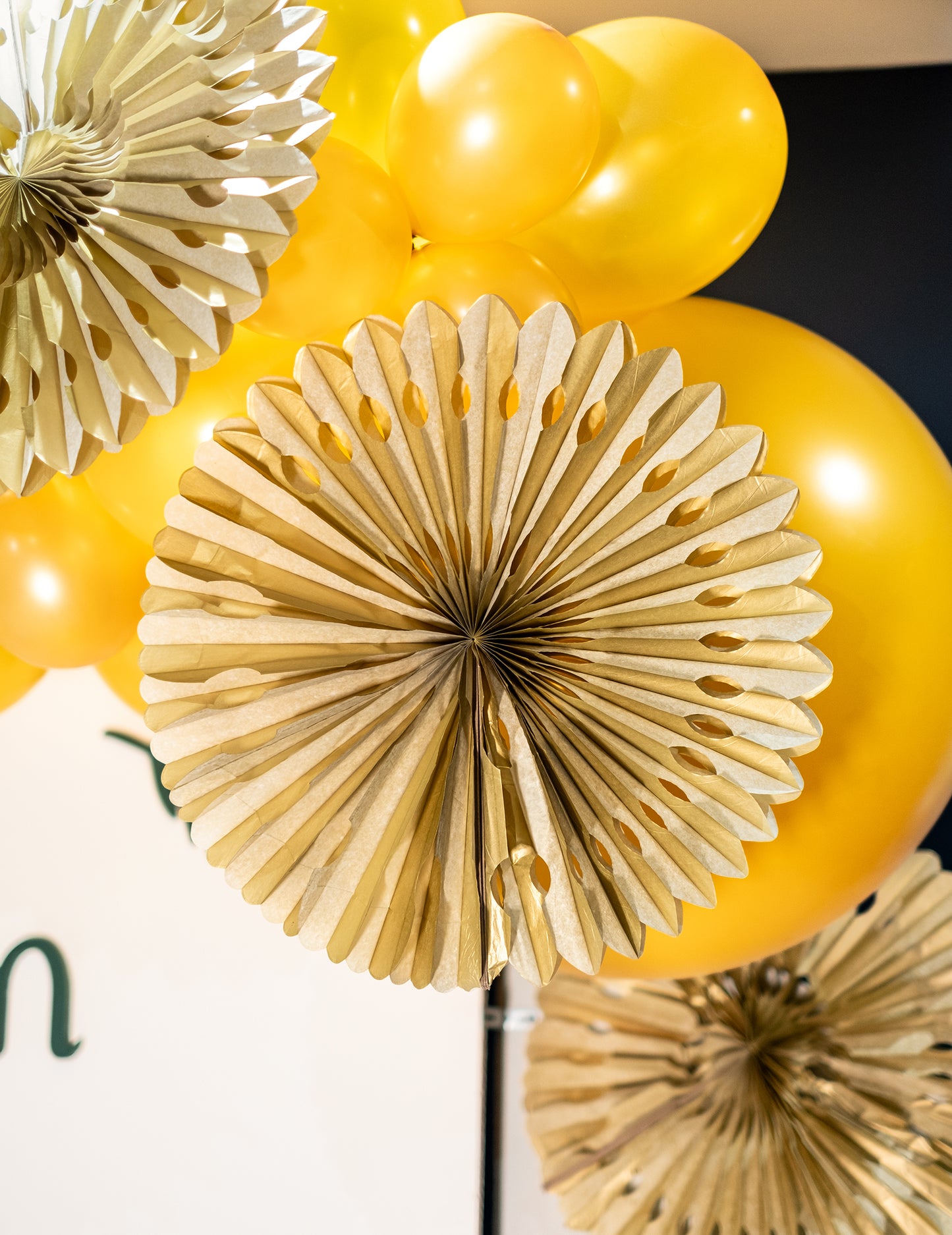 Arany papír rozett 40 cm, dekoratív függő legyező