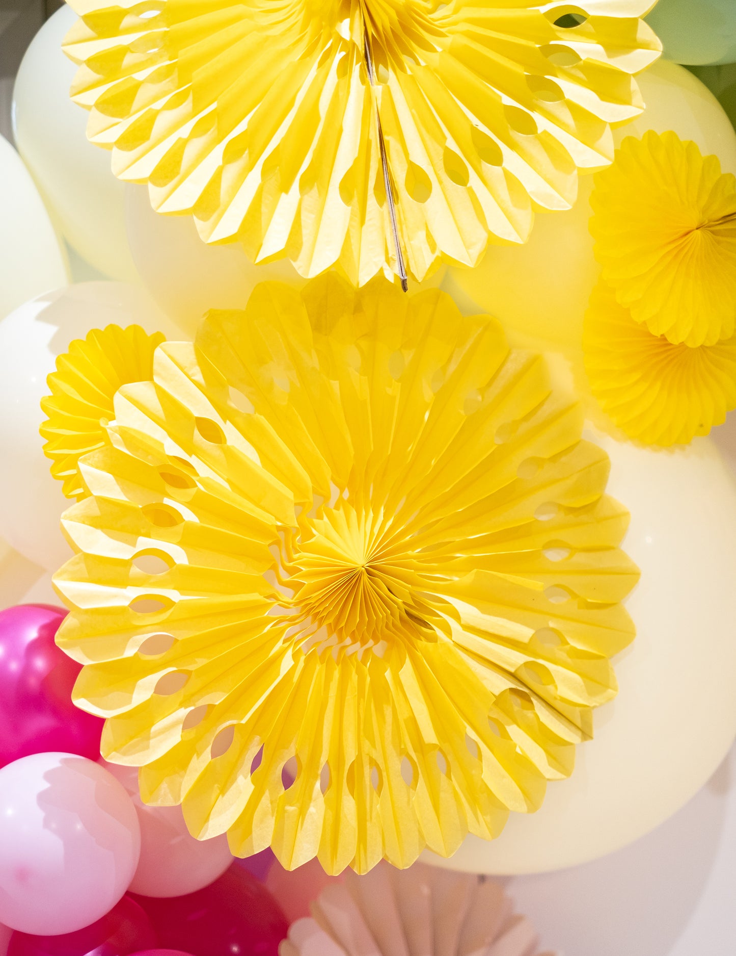 Sárga papír rozetta 40 cm felakasztani