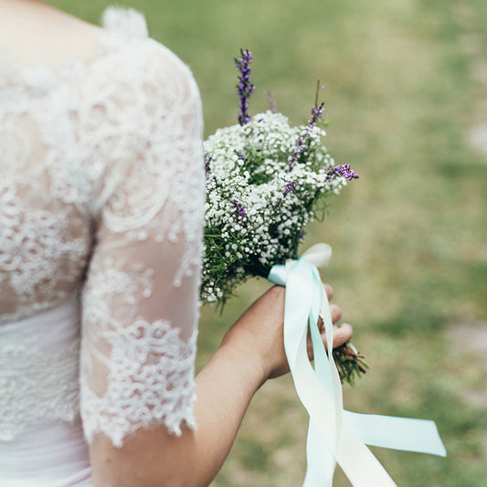 Détail du ruban noué sur un bouquet de fleurs du ruban satin mariage