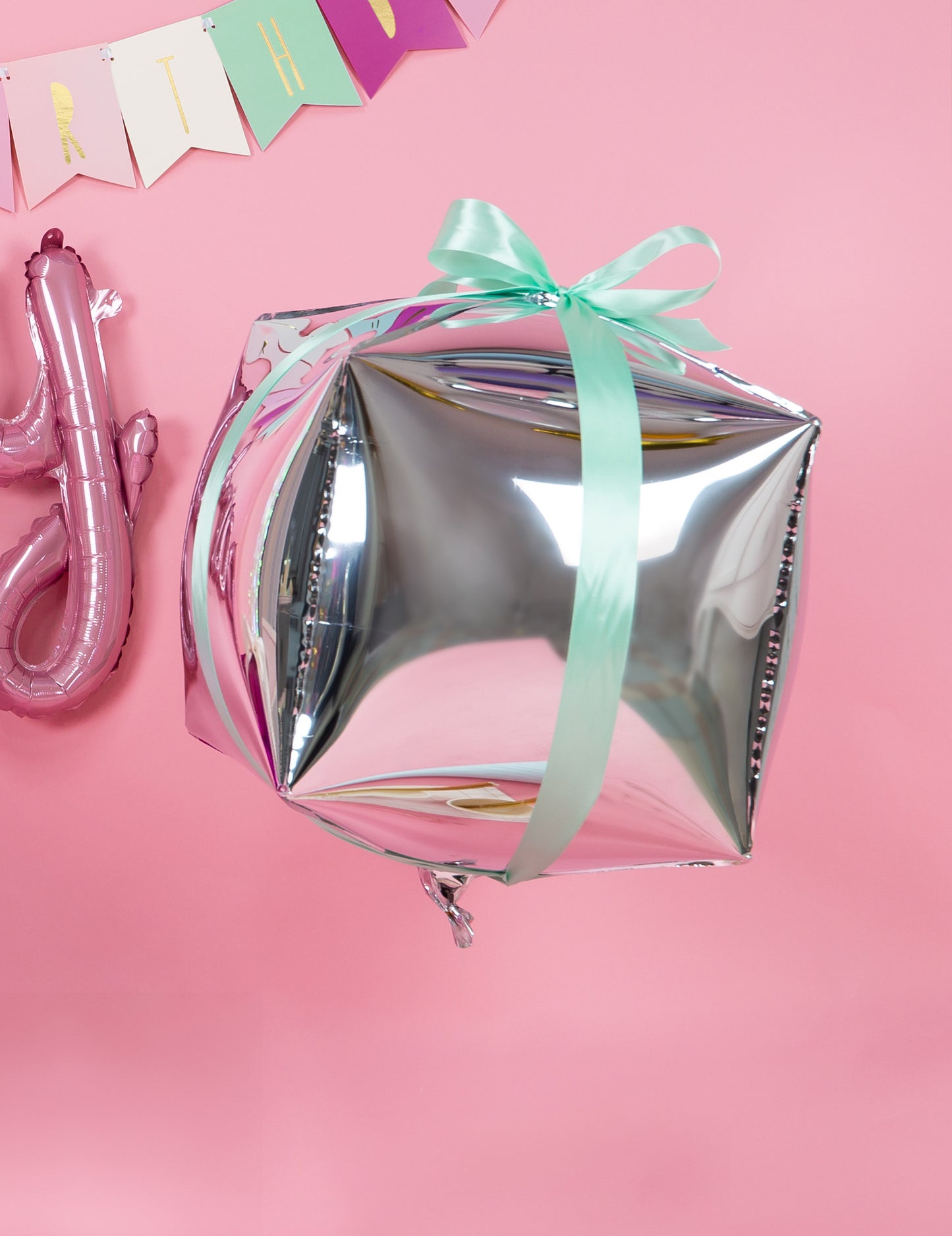 Mise en situation sur un ballon du ruban satin pour décoration
