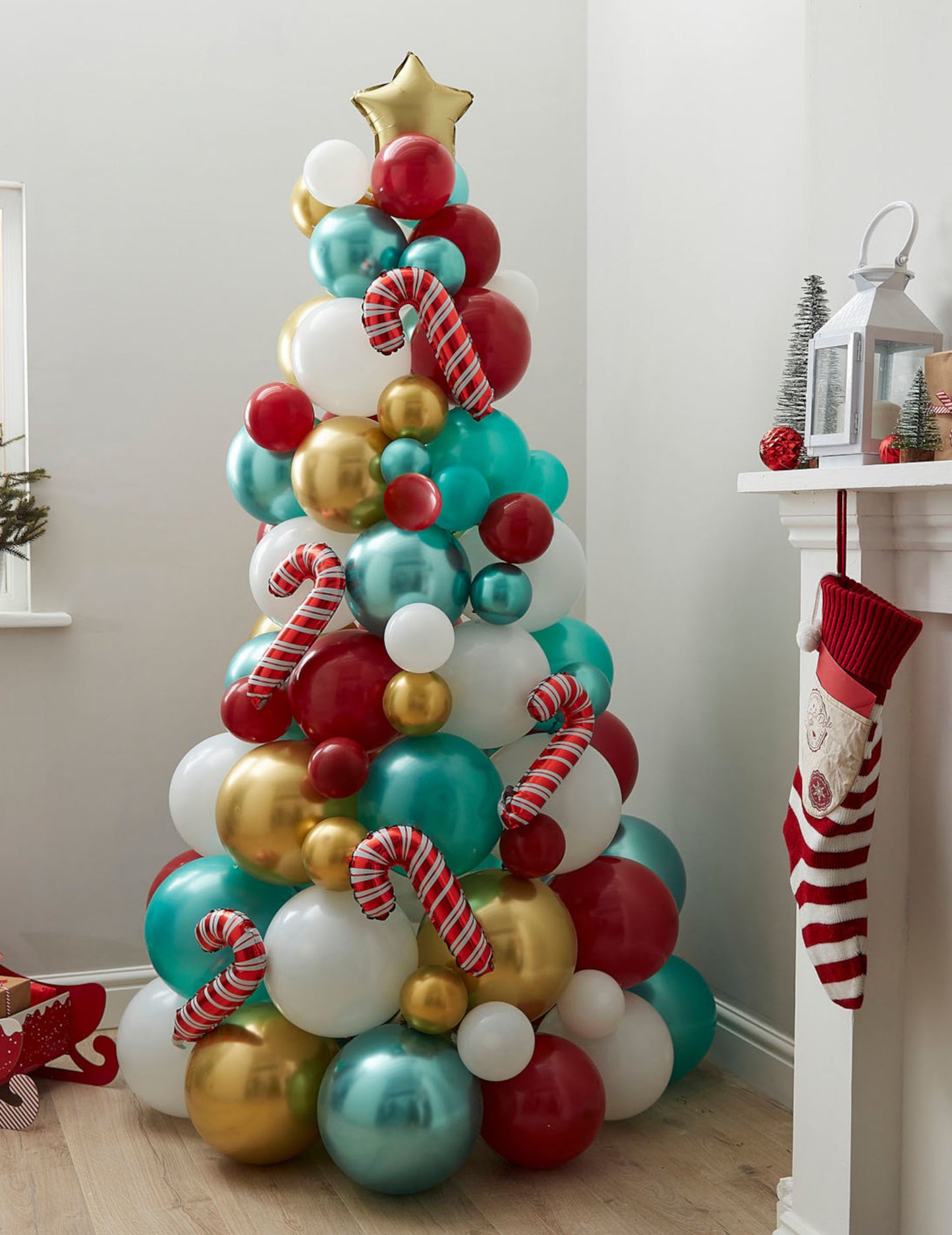 Karácsonyfa piros, zöld és arany lufikból, cukorpálcával 180 fokos cm