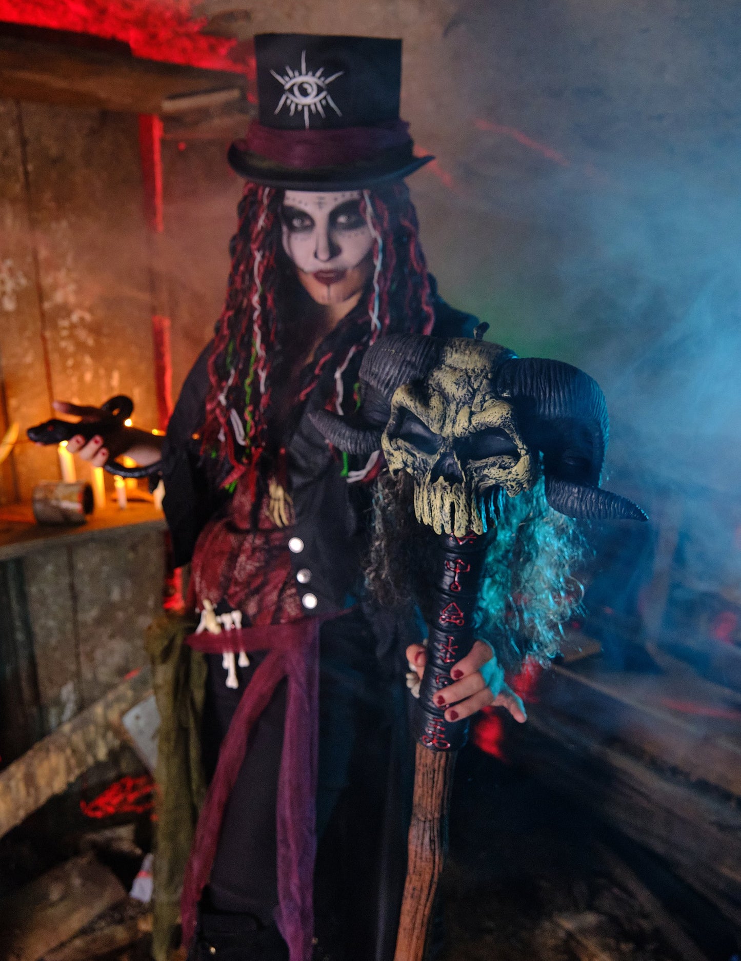 Détail du crâne à cornes du sceptre de magicien sorcier avec crâne