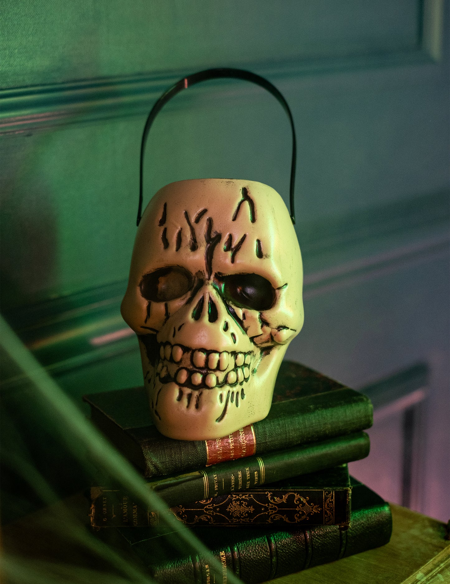 A koponya fejű cukorkás vödör Halloween-i bemutatása