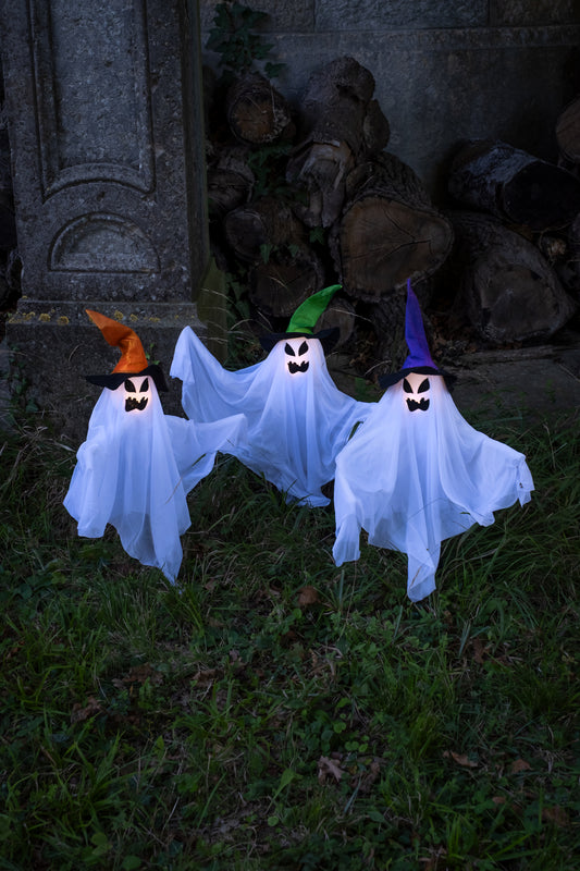 Mise en situation dans un jardin du set de 3 fantômes lumineux avec piquets