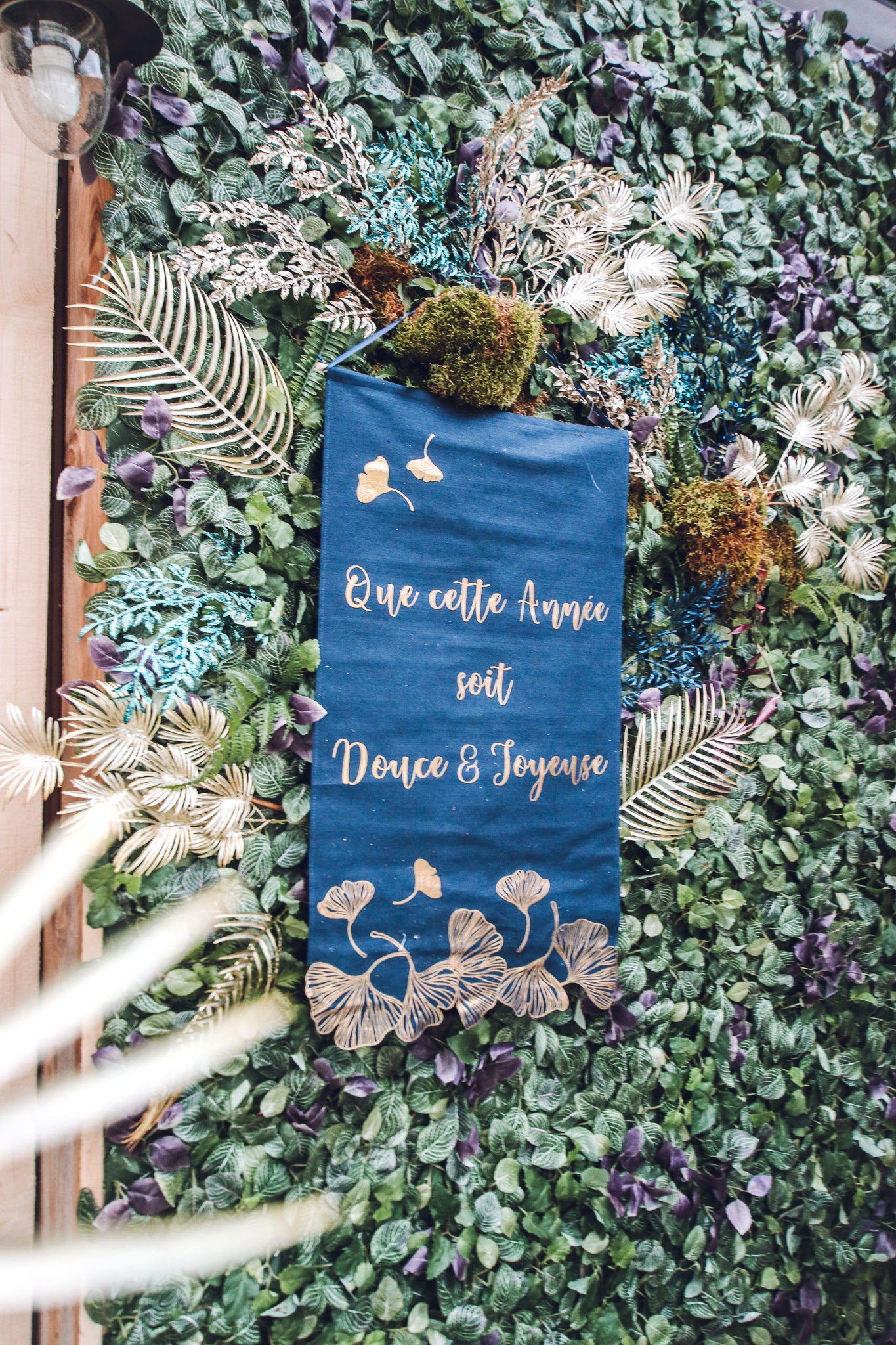 Boldog Új Évet Ginkgo len sötétkék és arany sikkes függeszték 51,5 x 88 cm