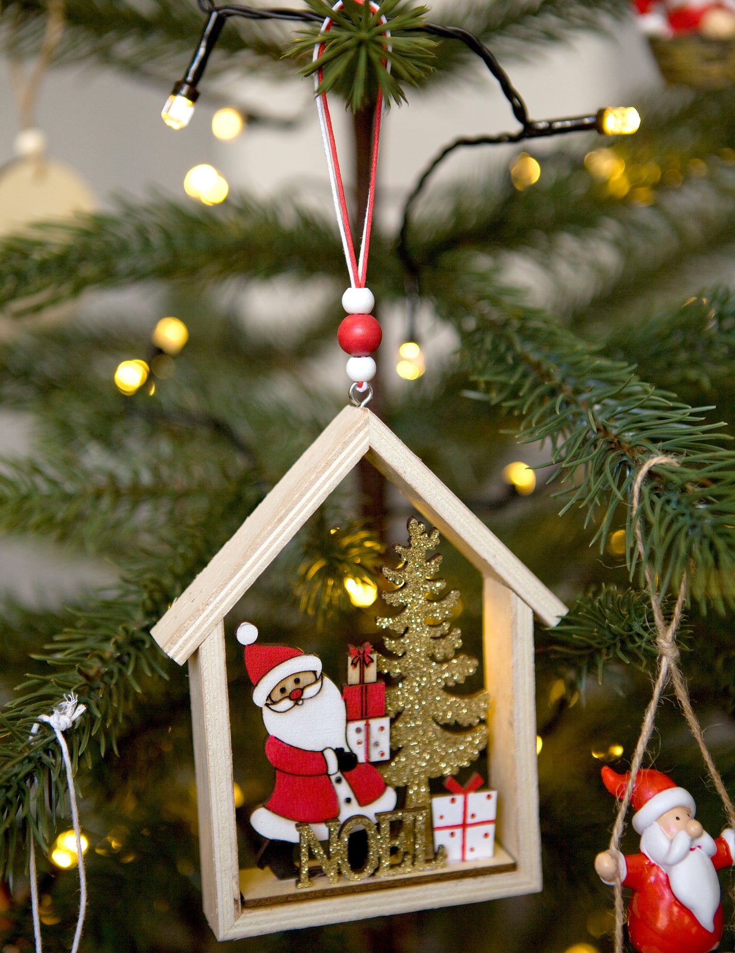 Fából készült függő Mikulás a házában 13 x 11 x 2 cm fenyőfára
