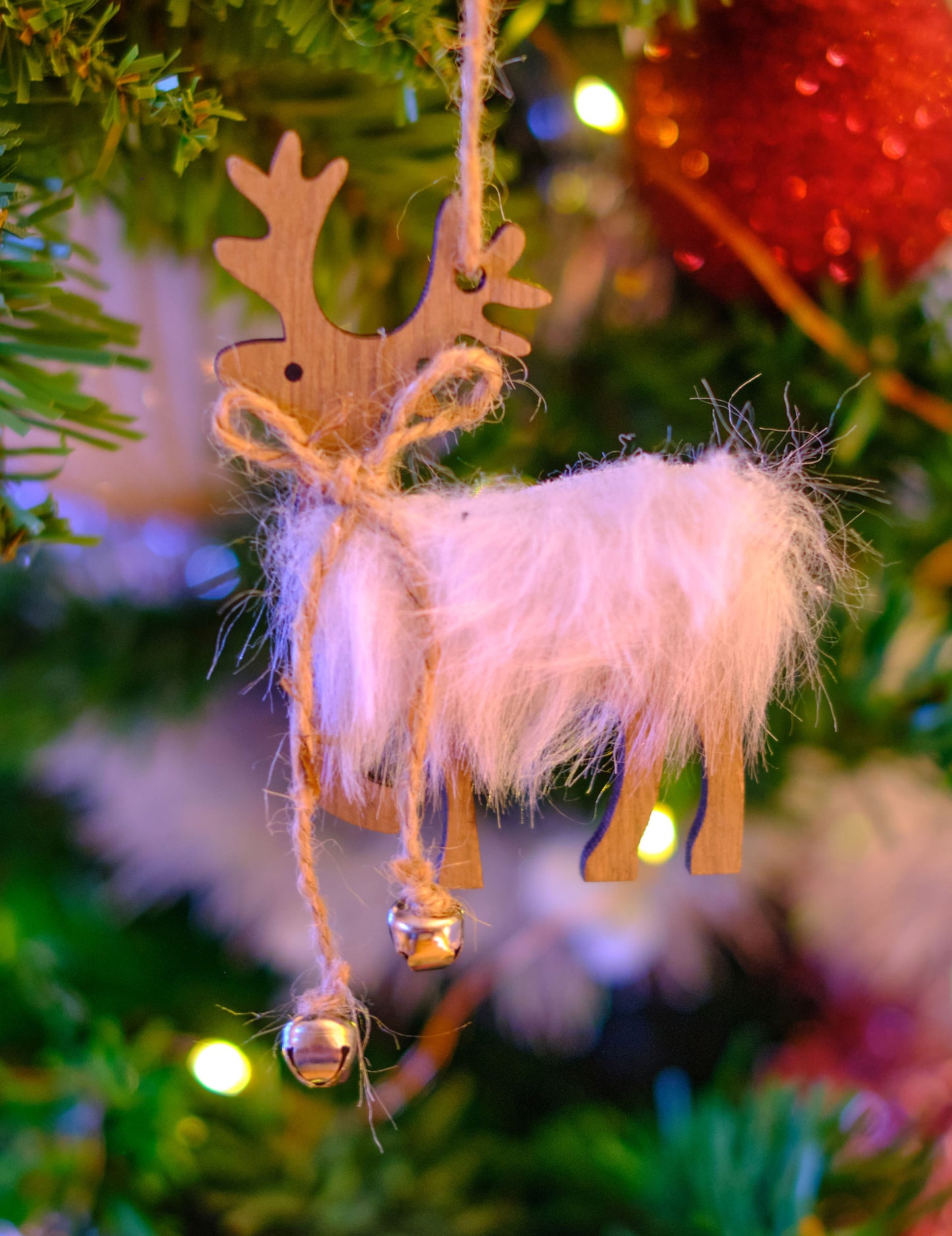 Rénszarvas függő dekoráció szőrrel 11 cm fenyőfára