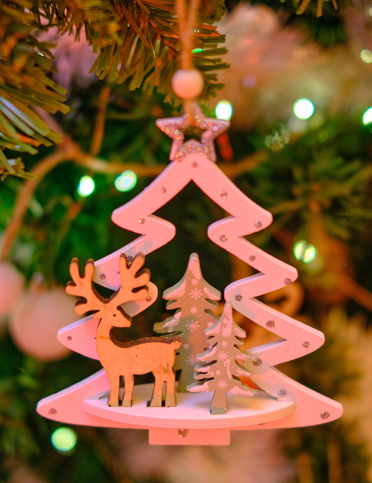 Fenyőfa függődekoráció és tájkép 11 cm Véletlenszerű szín szarvasokkal