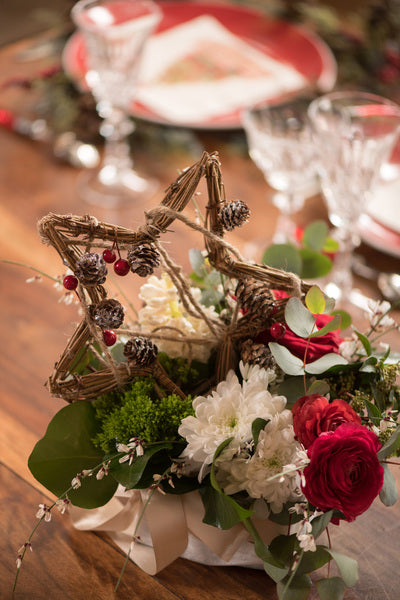 Természetes fa csillag alakú függőlámpa 20 x 32 cm bogyókkal és fenyőtobozokkal