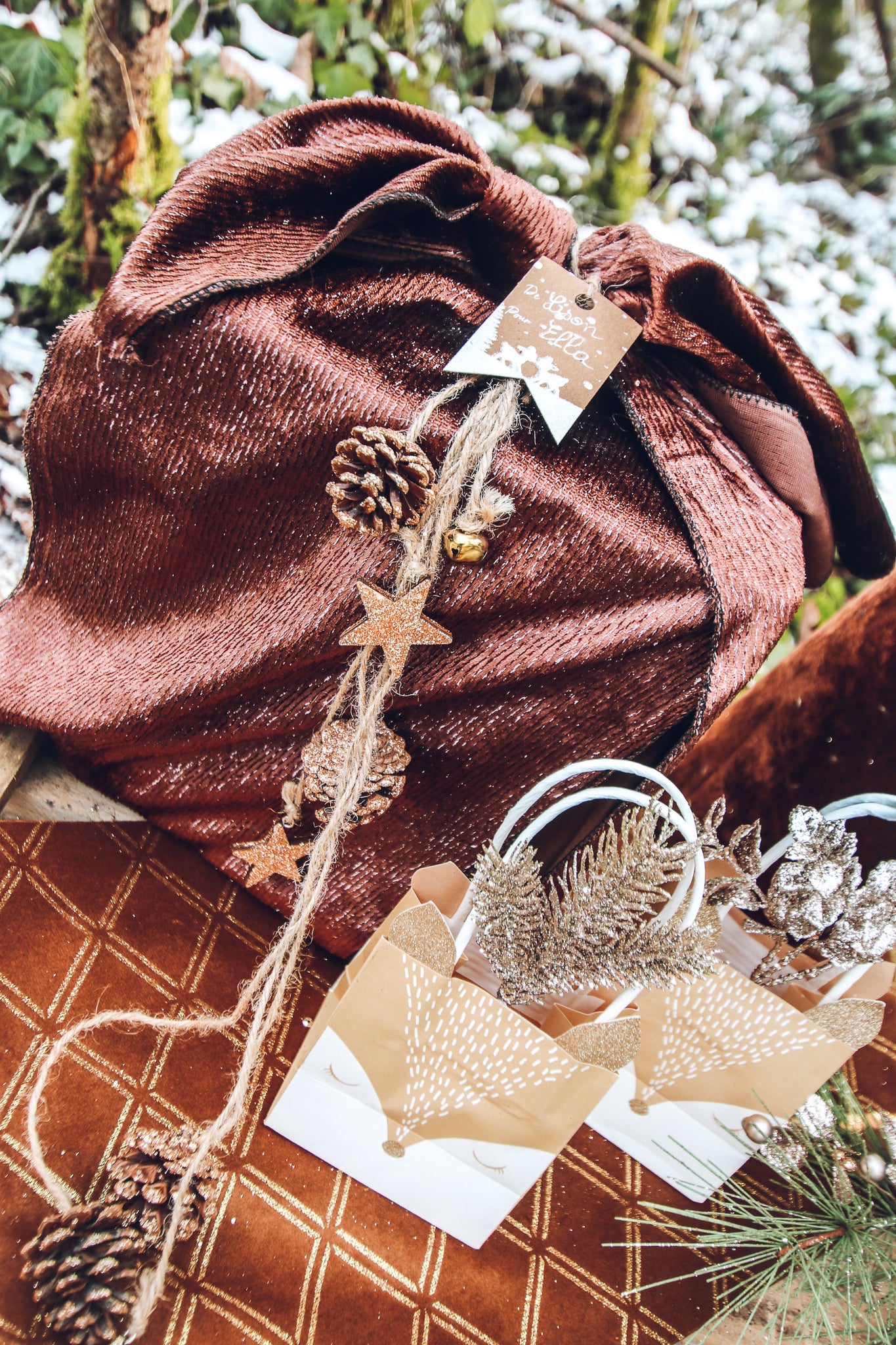 Fenyőtoboz és arany csillámos csillag függőlámpa 50 cm