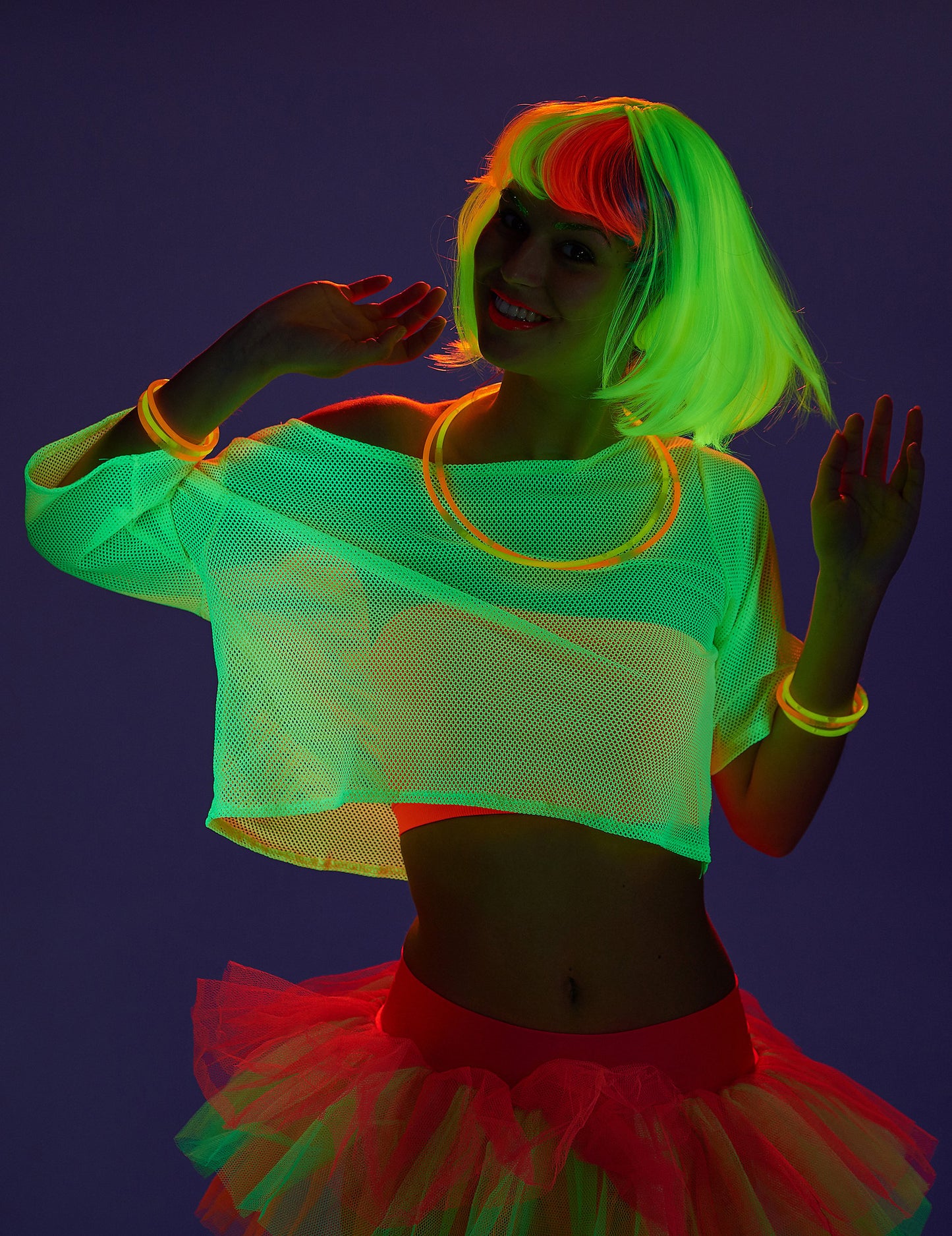 Effet fluorescent sous lumière noire du t-shirt court résille années 80